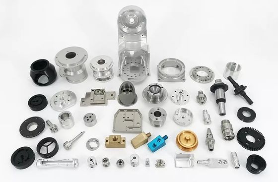 El CNC de la aduana del hardware parte moler que trabaja a máquina dando vuelta al polaco
